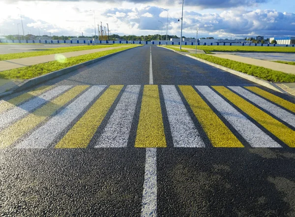 Croix Zèbre Blanc Jaune Sur Route Noir Nouveau Asphalte Moderne — Photo