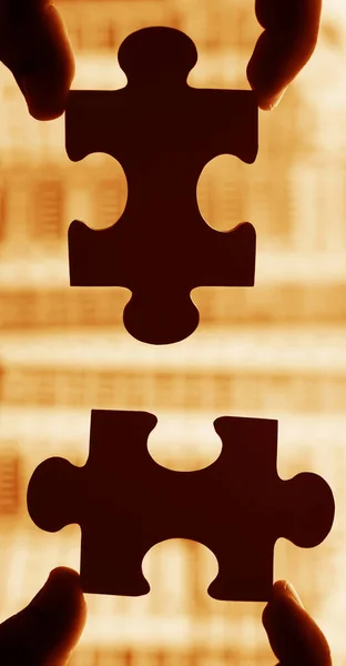 Twee Handen Proberen Verbinden Paar Puzzel Stuk Huis Achtergrond — Stockfoto