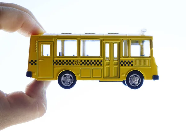 Masculino Mão Segurando Brinquedo Ônibus Amarelo Isolado Fundo Branco — Fotografia de Stock