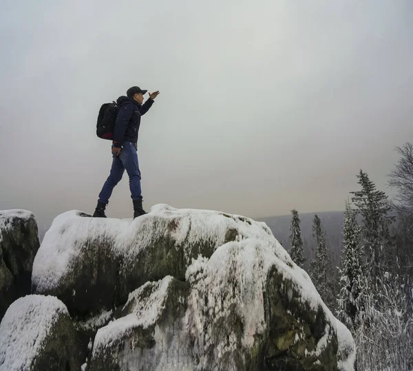 Man Rucksack Looking Far Away Winter Landscape — ストック写真