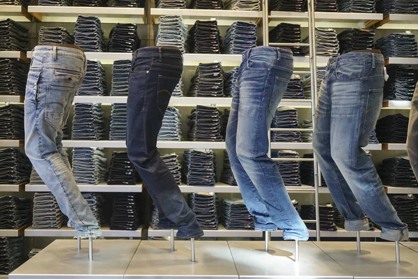 Molti Jeans Nell Armadio Pila Jeans Sullo Scaffale Concetto Acquisto — Foto Stock