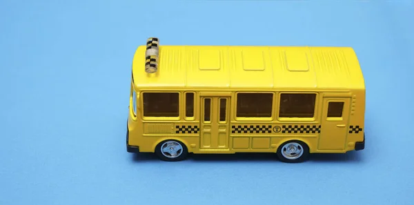 Spielzeug Des Gelben Busses Isoliert Auf Blauem Hintergrund — Stockfoto