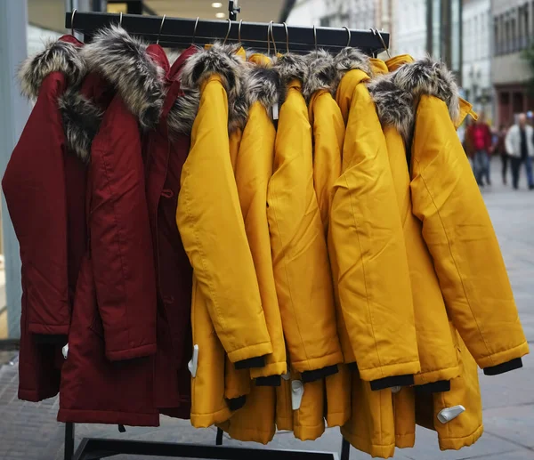 Muchos usan abrigos de piel fotos de de Muchos usan abrigos de piel royalties |