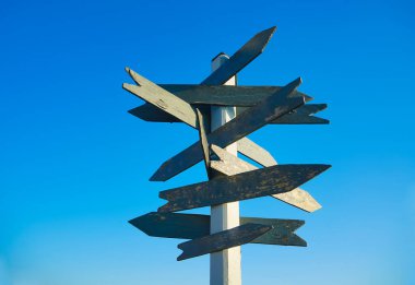 Güzel bir yaz gününde eski ahşap levha, kırsal yol istikameti. 