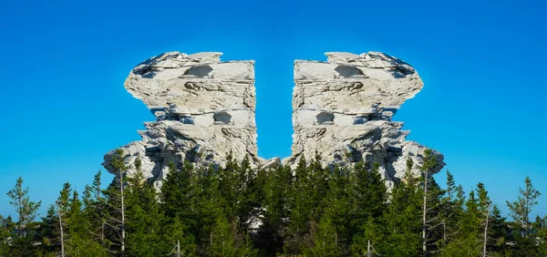 Deux Roches Dentelées Formant Une Crevasse Profonde Contre Ciel Bleu — Photo