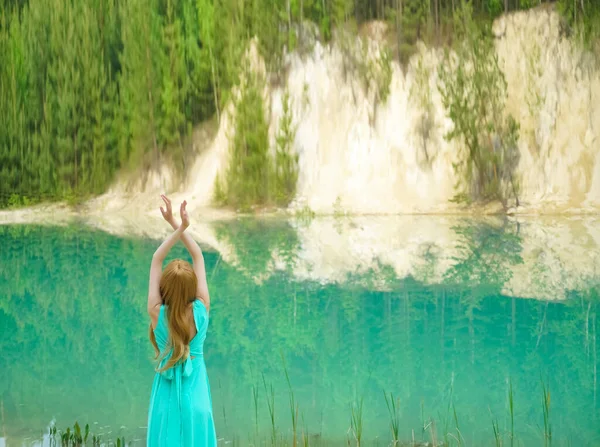 Mulher Perto Lago Calmo Cênico Com Mão Levantada Beleza Foto — Fotografia de Stock