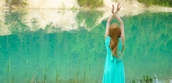 Woman Standing Scenic Calm Lake Her Hand Raised Beauty Fashion — Stock Photo, Image