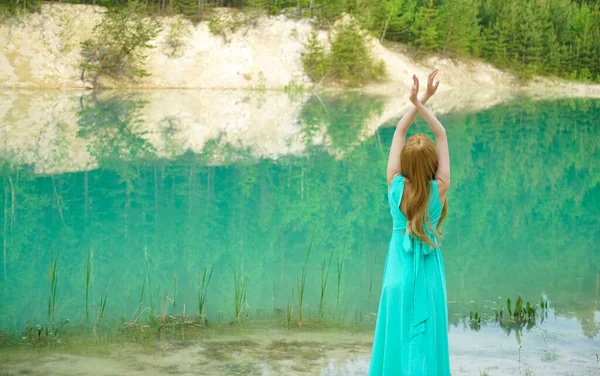 Woman Standing Scenic Calm Lake Her Hand Raised Beauty Fashion — Stock Photo, Image