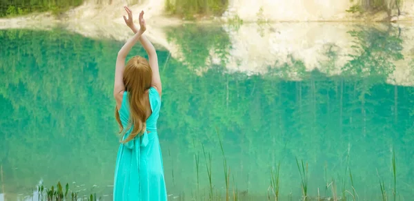 Mulher Perto Lago Calmo Cênico Com Mão Levantada Beleza Foto — Fotografia de Stock