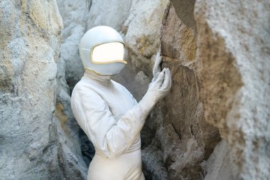 Uzaylı Gezegeni 'nde toprak örneği toplayan bir astronot ellerini bilgisayarla analiz ediyor. Mars, Kızıl Gezegen İnsanlı Sefer.