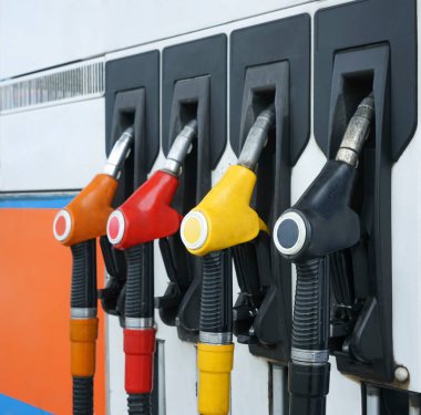 Benzin istasyonu. Yakından depoyu dolduruyorum. Yakıt masrafı. Dizel ve benzin fiyatları. Benzin istasyonunda benzin pompaları.