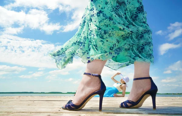 可怜的年轻女士在海滨放松一下 享受夏天吧 其他穿着高山蓝鞋子的女人 — 图库照片