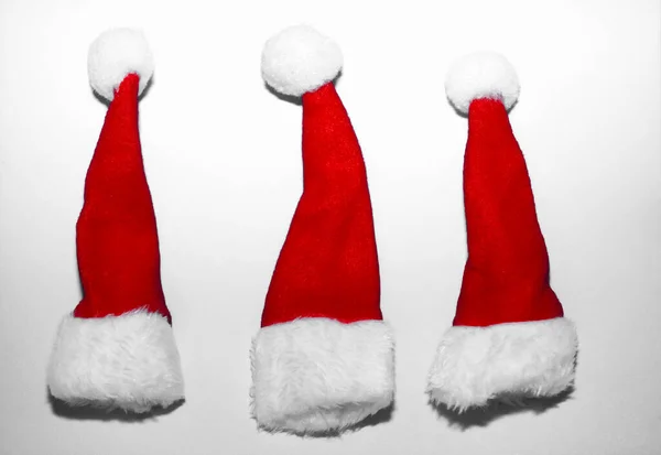 Tres Santa Claus Sombrero Rojo Aislado Sobre Fondo Papel — Foto de Stock