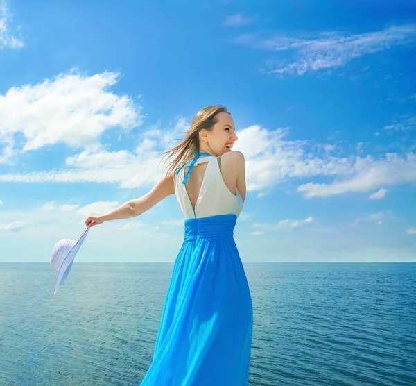 Portrait Une Belle Femme Insouciante Marchant Dansant Sur Plage Avec — Photo