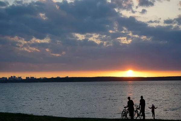 Silhouette Sporty Family Baby Daughter Bicycles Outdoors Sunset Residential High — Stock Photo, Image