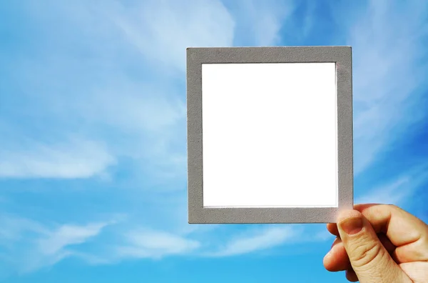 Masculino Mão Segurando Pequena Tabuleta Céu Fundo — Fotografia de Stock