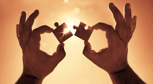 Manos Con Piezas Rompecabezas Fondo Del Cielo — Foto de Stock