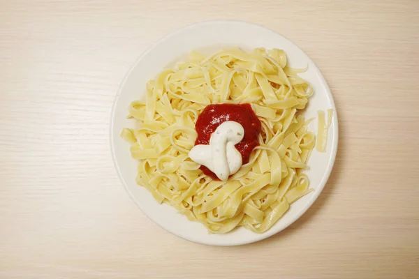 Spaghetti Med Ketchup Och Majonnäs Träbord Bakgrund Ovanifrån — Stockfoto