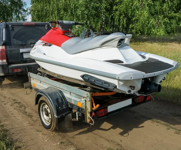 Back View Car White Sport Motor Boat Trailer Green Grass — Stock Photo, Image