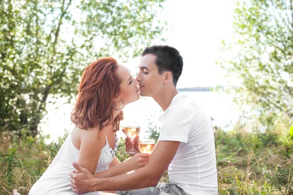 Casal Amoroso Bebendo Vinho Champanhe Pôr Sol Uma Margem Rio — Fotografia de Stock