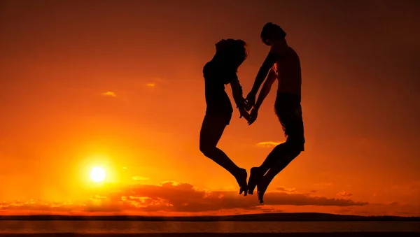 Silhueta Jovens Descalços Casal Salta Praia Pôr Sol Sobre Textura — Fotografia de Stock