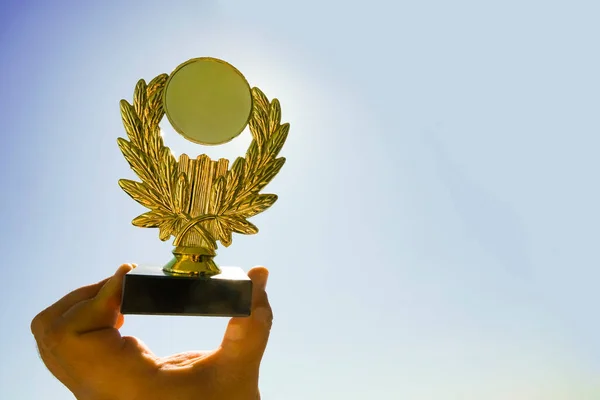 Een Man Houdt Een Gouden Beker Met Blaas Lucht Zon — Stockfoto