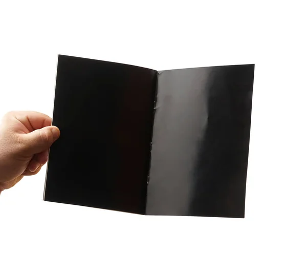 Αρσενικό Χέρι Κρατώντας Μαύρο Κενό Βιβλίο Για Τον Αναγνώστη Χώρο — Φωτογραφία Αρχείου
