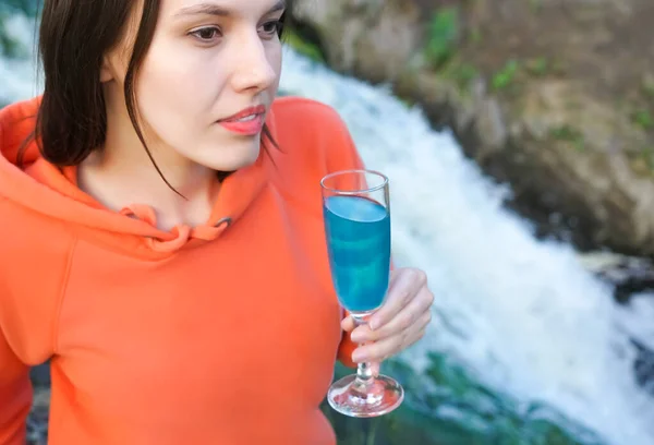 Giovane Ragazza Beve Vino Champagne Blu Bicchiere Sul Fiume Cascata — Foto Stock