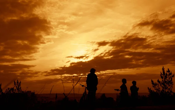 Silhouette Mère Avec Deux Fils Trois Vélos Mode Vie Sain — Photo