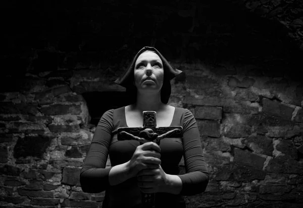 Conceito Vida Religiosa Freira Reza Mosteiro Medieval Escuro Arquivamento Mulher — Fotografia de Stock