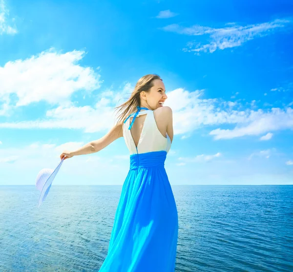 Portrait Une Belle Femme Insouciante Marchant Dansant Sur Plage Avec — Photo