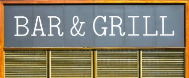 Bir kafe veya restoranda özel bar ve ızgara tabelası. Boş kafe. Gün ışığı. dış görünüş.