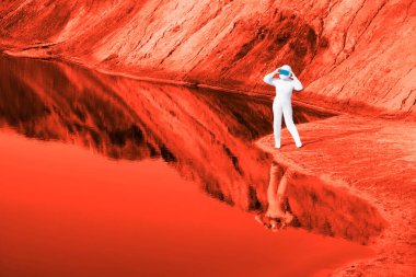 Mars ve gölü izleyen kask takan astronot bir kadın. Ay 'daki dişi astronot suda yansıyor. NASA için görüntü.. 