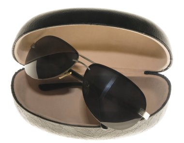 Güneş gözlüklü koruyucu çantayı aç. Beyaz arkaplanda izole