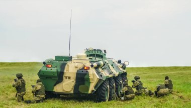 MOSCOW REGION, RUSSIA - 3 AĞUSTOS 2019: Saha tatbikatındaki zorlu arazi üzerinde zırhlı personel takibi. BTR 3E1 88 tekerlekli zırhlı personel taşıyıcısı