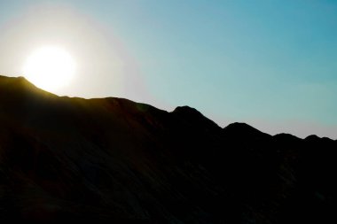 Güneşli dağın üzerinde güzel sihirli bir gün doğumu. doğa arkaplanı.
