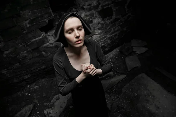 Karanlık Kilisenin Içindeki Genç Rahibe Kız Mumsuz Karanlık Oda Mütevazı — Stok fotoğraf