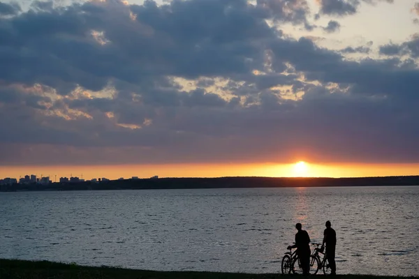 Silhouette Sporty Family Man Woman Standing Bicycles Outdoors Sunset Residential — Stock Photo, Image