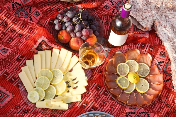 Wochenende Außerhalb Der Stadt Ferienkonzept Picknick Bei Sonnenuntergang Auf Grünem — Stockfoto