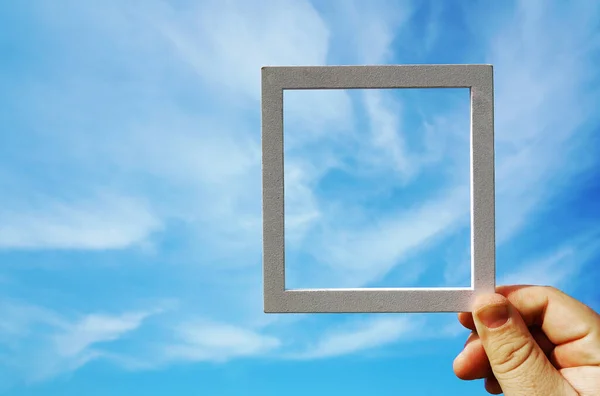 Masculino Mão Segurando Pequena Tabuleta Céu Fundo — Fotografia de Stock