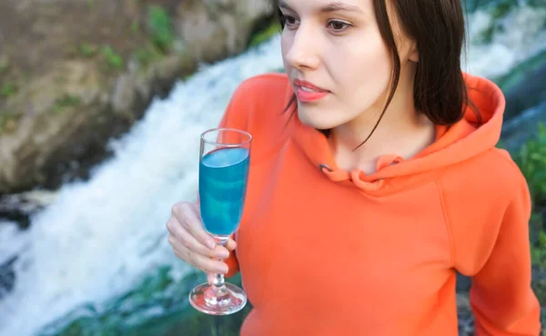Giovane Ragazza Beve Vino Champagne Blu Bicchiere Sul Fiume Cascata — Foto Stock