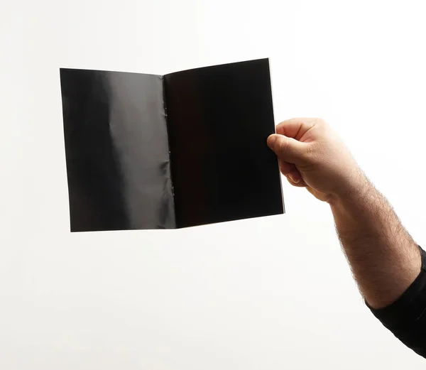 Mão Masculina Segurando Livro Branco Preto Para Leitor Com Espaço — Fotografia de Stock