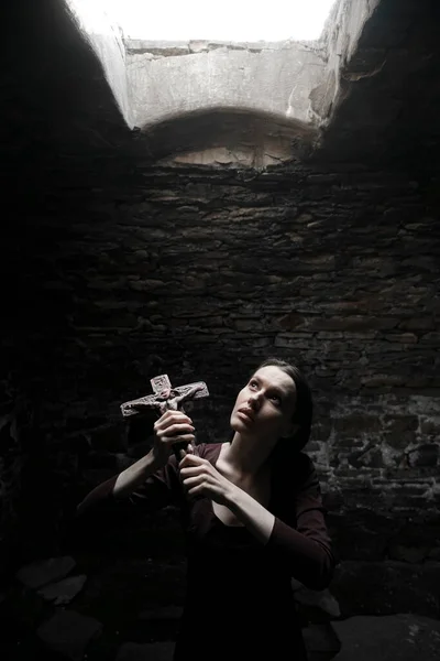 Concepto Vida Religiosa Monja Reza Monasterio Medieval Oscuro Archivo Mujer —  Fotos de Stock