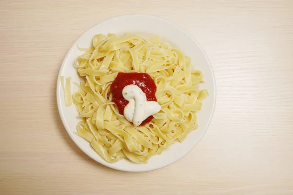 Spaghetti Met Ketchup Mayonaise Houten Tafelondergrond Bovenaanzicht — Stockfoto