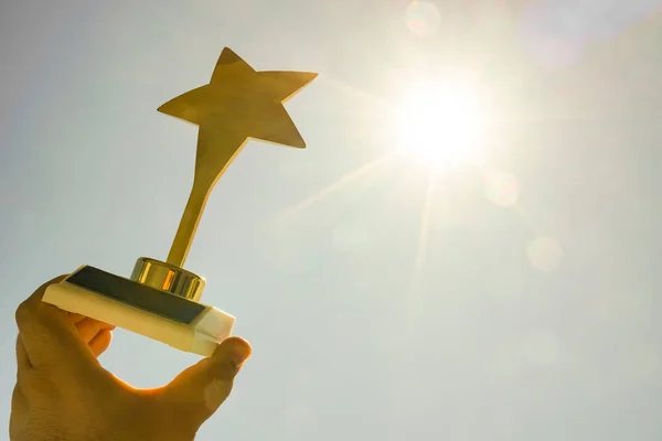 Premio Estrella Dorada Mano Masculina Sobre Fondo Azul Soleado Del — Foto de Stock