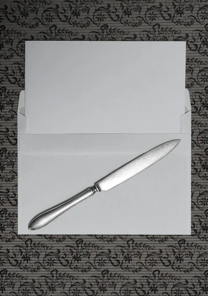 Prázdný Papír Nožem Písmenem Leží Vzoru Pohled Shora Dolů Bílou — Stock fotografie