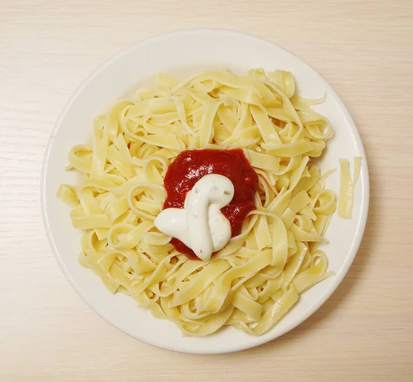 Spaghetti Med Ketchup Och Majonnäs Träbord Bakgrund Ovanifrån — Stockfoto