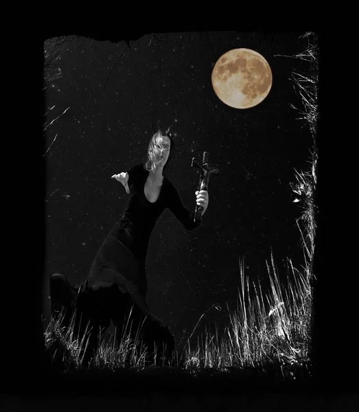 Svarta Änkan Håller Ett Stenkors Handen Halloween Kvinna Gotisk Klänning — Stockfoto