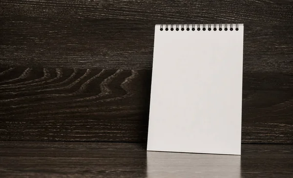 Cuaderno Con Encuadernación Metálica Aislada Sobre Fondo Negro — Foto de Stock