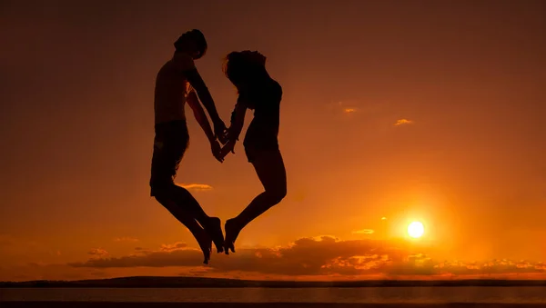 Silhouette Jeune Couple Pieds Nus Saute Sur Plage Coucher Soleil — Photo